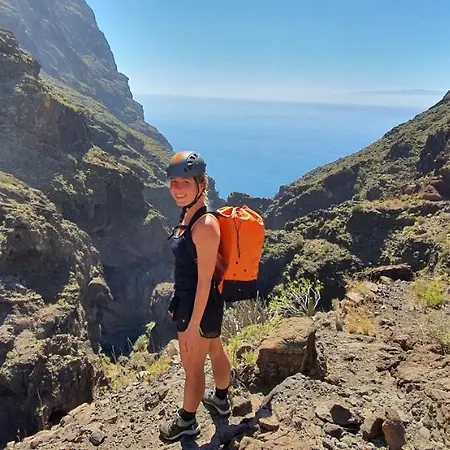 Adventure House Tenerife ホステル